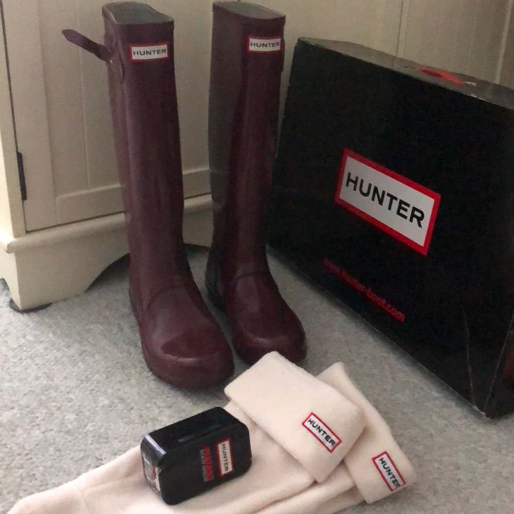 HUNTER RAIN BOOTS DARK RUBY GLOSS PURPLE W/ SOCKS